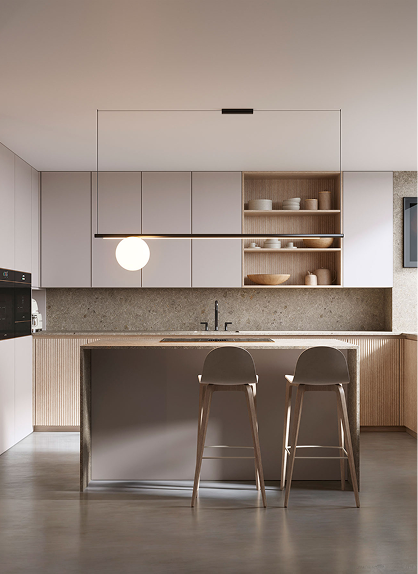 Cocina moderna con una isla central, muebles en tonos suaves y detalles en madera, iluminada por una lámpara suspendida minimalista y estanterías abiertas con utensilios de cerámica.