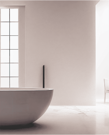 Detalle de bañera exenta curva junto a ventanal de cuadrícula en baño minimalista claro.